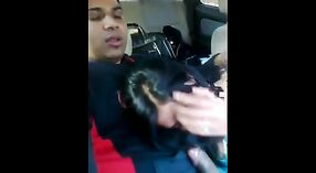 Boquete Indiano puta no carro dá seu homem um boquete sensual 2 minuto 00 SEC