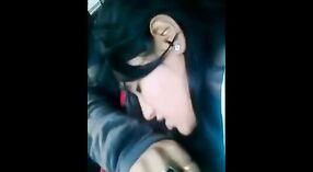 Blowjob pelacur India di dalam mobil memberi suaminya blowjob sensual 4 min 40 sec