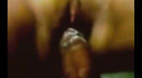 Amateur Indiase koppel geniet van een sensuele pijpbeurt voordat ze seks hebben 2 min 50 sec