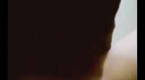 அமெச்சூர் இந்திய தம்பதியினர் உடலுறவு கொள்வதற்கு முன்பு ஒரு சிற்றின்ப தனியா அனுபவிக்கிறார்கள் 3 நிமிடம் 30 நொடி