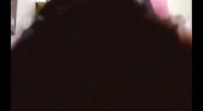 அமெச்சூர் இந்திய தம்பதியினர் உடலுறவு கொள்வதற்கு முன்பு ஒரு சிற்றின்ப தனியா அனுபவிக்கிறார்கள் 0 நிமிடம் 40 நொடி