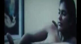Indisches Mädchen mit großen Titten und riesigem Arsch wird beim Masturbieren und beim sex erwischt 5 min 20 s