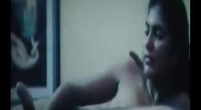 Bhabhi indio con grandes tetas y enorme culo es atrapado masturbándose y teniendo sexo 5 mín. 20 sec