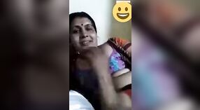 భారతీయ భాభి యొక్క పెద్ద సహజ వక్షోజాలు లైవ్ వీడియో కాల్‌లో వారు అర్హులైన దృష్టిని పొందుతాయి 0 మిన్ 0 సెకను