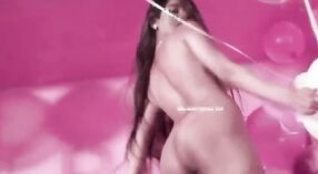 Индийская порнозвезда Пунам Пандей раздевается догола и становится сексуальной 4 минута 20 сек