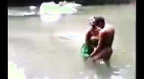 Un giovane Indiano coppia engages in outdoor sesso con doggystyle e missionary posizioni 1 min 20 sec
