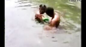 Un giovane Indiano coppia engages in outdoor sesso con doggystyle e missionary posizioni 2 min 00 sec