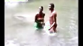 Un giovane Indiano coppia engages in outdoor sesso con doggystyle e missionary posizioni 0 min 40 sec