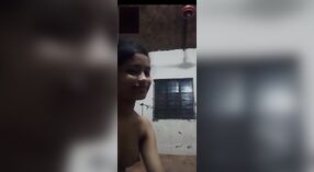 Sexy mms-Mädchen zeigt ihre perfekten Brüste in einem Oben-ohne-Videoanruf 1 min 30 s