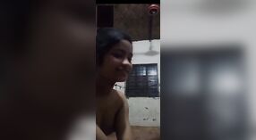 Сексуальная девушка в mms-сообщении демонстрирует свои идеальные сиськи в видеозвонке топлесс 1 минута 50 сек