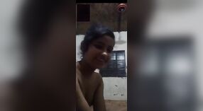 セクシーなMMSの女の子は、トップレスのビデオ通話で彼女の完璧なおっぱいを披露します 2 分 10 秒