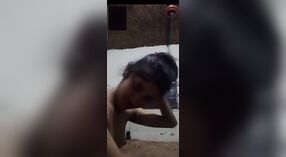 Сексуальная девушка в mms-сообщении демонстрирует свои идеальные сиськи в видеозвонке топлесс 2 минута 50 сек