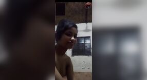 Сексуальная девушка в mms-сообщении демонстрирует свои идеальные сиськи в видеозвонке топлесс 3 минута 00 сек