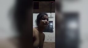 Сексуальная девушка в mms-сообщении демонстрирует свои идеальные сиськи в видеозвонке топлесс 3 минута 40 сек