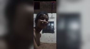 セクシーなMMSの女の子は、トップレスのビデオ通話で彼女の完璧なおっぱいを披露します 4 分 20 秒