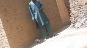 Un voisin pakistanais surprend sa tante en train de faire l'amour en plein air 2 minute 20 sec