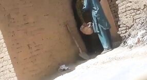 パキスタンの隣人は叔母が屋外でセックスをしているのを捕まえます 2 分 50 秒