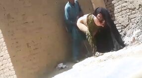 Un voisin pakistanais surprend sa tante en train de faire l'amour en plein air 4 minute 50 sec