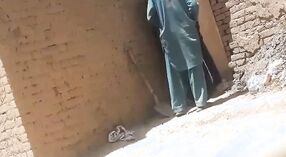 Un voisin pakistanais surprend sa tante en train de faire l'amour en plein air 5 minute 50 sec