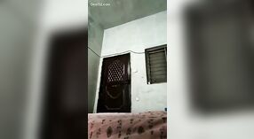 Die geheime webcam-show der Desi-frau von einem dampfenden Dreier mit ihrem Freund 1 min 20 s