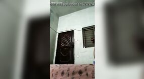 Die geheime webcam-show der Desi-frau von einem dampfenden Dreier mit ihrem Freund 1 min 50 s