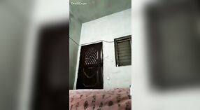 Die geheime webcam-show der Desi-frau von einem dampfenden Dreier mit ihrem Freund 1 min 10 s