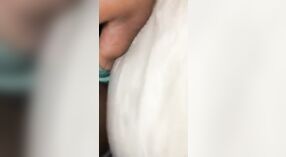 Desi Babeは、蒸し暑いMMSセックスビデオで支配しています 2 分 10 秒