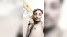 بھارتی جوڑے میں ایک گاؤں سٹرپس اور جنسی ہے اس ویڈیو میں 1 کم از کم 40 سیکنڈ