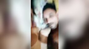 بھارتی جوڑے میں ایک گاؤں سٹرپس اور جنسی ہے اس ویڈیو میں 2 کم از کم 30 سیکنڈ