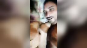 بھارتی جوڑے میں ایک گاؤں سٹرپس اور جنسی ہے اس ویڈیو میں 2 کم از کم 40 سیکنڈ