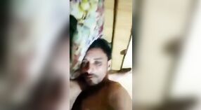بھارتی جوڑے میں ایک گاؤں سٹرپس اور جنسی ہے اس ویڈیو میں 3 کم از کم 00 سیکنڈ