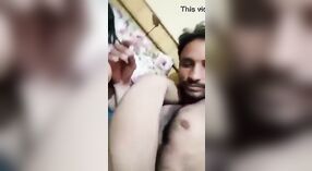 بھارتی جوڑے میں ایک گاؤں سٹرپس اور جنسی ہے اس ویڈیو میں 1 کم از کم 00 سیکنڈ