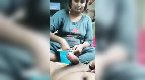 Swati Naidu, a estrela pornô do Sul da Índia, estrelas em um vídeo de música fumegante com pussyfucking e equitação 1 minuto 00 SEC