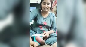 Swati Naidu, la star du porno du Sud de l'Inde, joue dans un clip torride mettant en vedette la baise de chatte et l'équitation 1 minute 40 sec