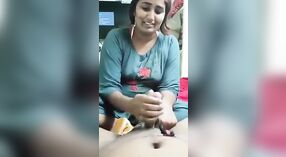 Swati Naidu, la star du porno du Sud de l'Inde, joue dans un clip torride mettant en vedette la baise de chatte et l'équitation 0 minute 0 sec