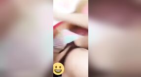 Milf excitée taquine sa chatte lisse dans un spectacle nu 1 minute 50 sec