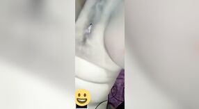 Milf excitée taquine sa chatte lisse dans un spectacle nu 2 minute 10 sec