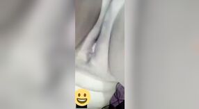 Milf excitée taquine sa chatte lisse dans un spectacle nu 2 minute 40 sec