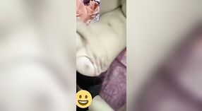 Milf excitée taquine sa chatte lisse dans un spectacle nu 2 minute 50 sec