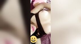 Milf excitée taquine sa chatte lisse dans un spectacle nu 0 minute 30 sec