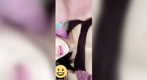 Milf excitée taquine sa chatte lisse dans un spectacle nu 0 minute 40 sec