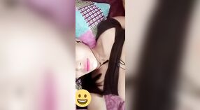 MILF terangsang menggoda vaginanya yang mulus dalam pertunjukan telanjang 0 min 50 sec