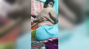 Desi's molliger Körper zeigt sich in einem nackten Selfie-Video 0 min 0 s