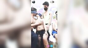 Красотка Дези и несколько парней с хинди занимаются страстным сексом втроем на живую камеру 2 минута 00 сек