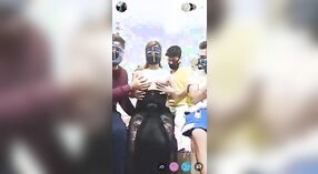 Красотка Дези и несколько парней с хинди занимаются страстным сексом втроем на живую камеру 0 минута 0 сек