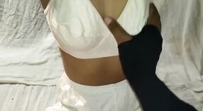 Vidéo porno indienne maison mettant en vedette un couple chaud 1 minute 40 sec