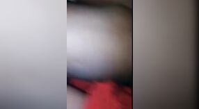 Ibu rumah tangga Desi membuat vaginanya diregangkan oleh ayam besar dalam video skandal ini 2 min 00 sec