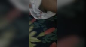 Desi casalinga ottiene la sua figa allungato da un cazzo enorme in questo video scandaloso 3 min 20 sec