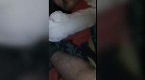 Ibu rumah tangga Desi membuat vaginanya diregangkan oleh ayam besar dalam video skandal ini 3 min 40 sec