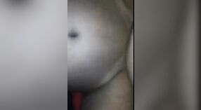 Desi dona de casa recebe seu bichano esticado por um pau enorme neste vídeo escandaloso 0 minuto 40 SEC